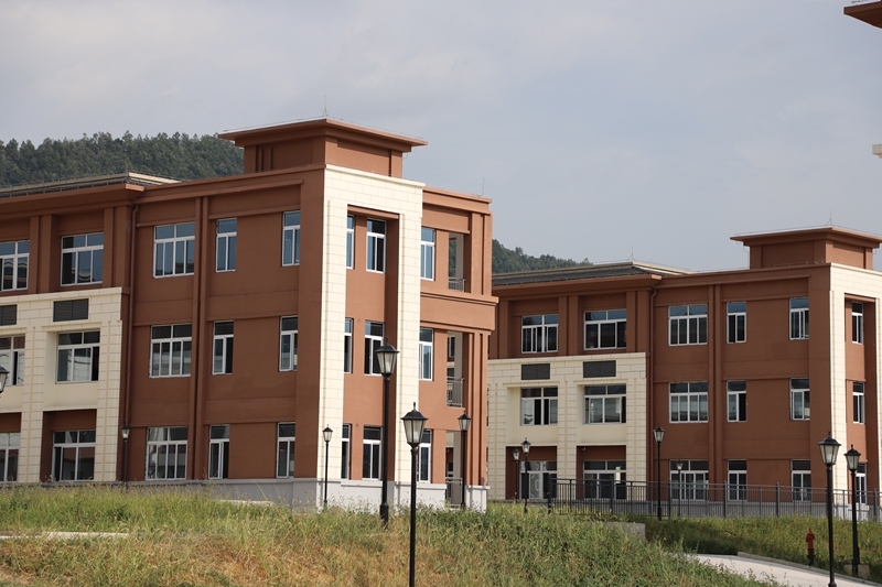 茶園鎮(zhèn)初級中學新校園一隅 金莎  攝