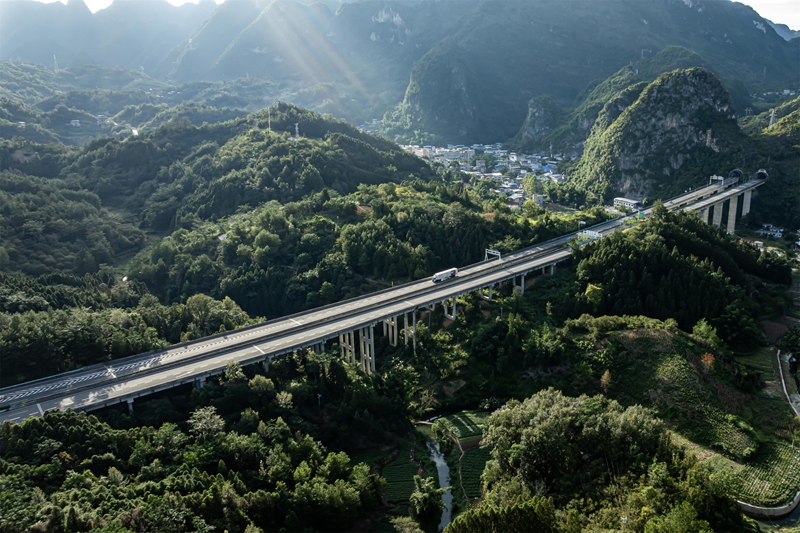 2025年9月18日，車輛在貴州省黔南布依族苗族自治州羅甸縣龍坪鎮境內的（銀百）高速公路上行駛。
