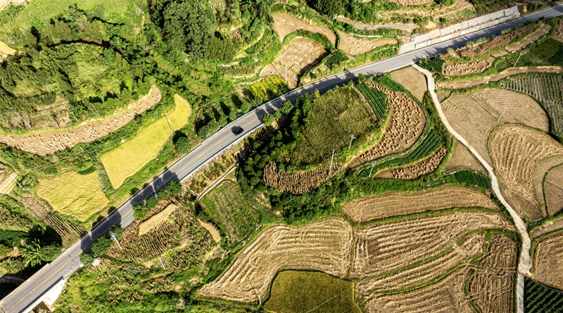 2025年9月18日航拍下的貴州省黔南布依族苗族自治州羅甸縣邊陽鎮(zhèn)興隆村的公路。