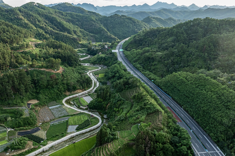 2025年9月18日航拍下的位于貴州省黔南布依族苗族自治州羅甸縣龍坪鎮境內的（余安）高速路與產業路。