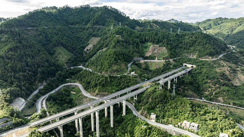 2025年9月18日航拍下的位于貴州省黔南布依族苗族自治州羅甸縣邊陽鎮境內的（銀百）高速路與公路。
