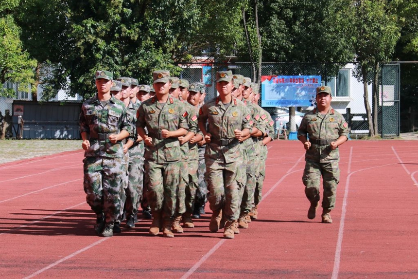 凱里學院舉行2025級新生開學典禮暨軍訓動員大會。