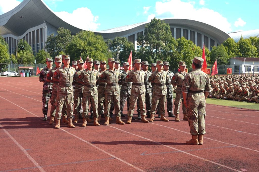 凱里學(xué)院舉行2025級(jí)新生開學(xué)典禮暨軍訓(xùn)動(dòng)員大會(huì)。
