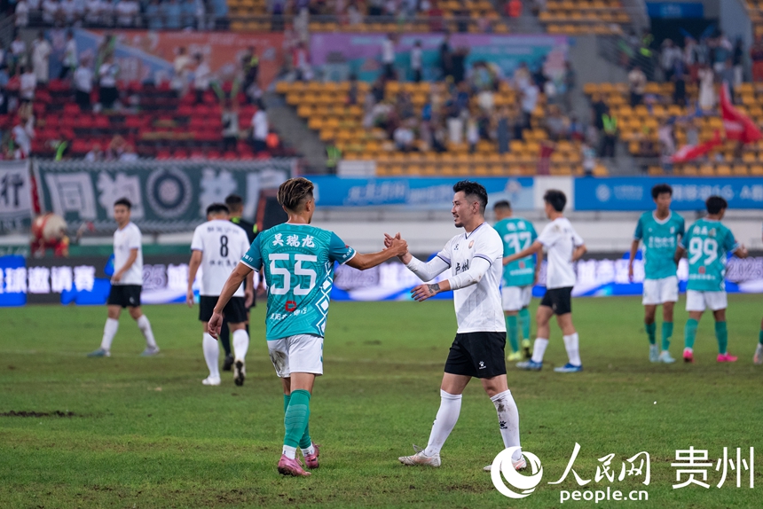 比賽結束后,參賽隊員握手祝賀。人民網記者 涂敏攝