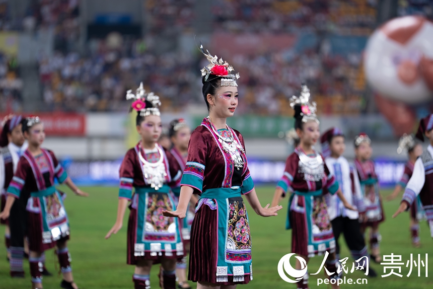 中場休息時的特色文化展示。人民網記者 涂敏攝