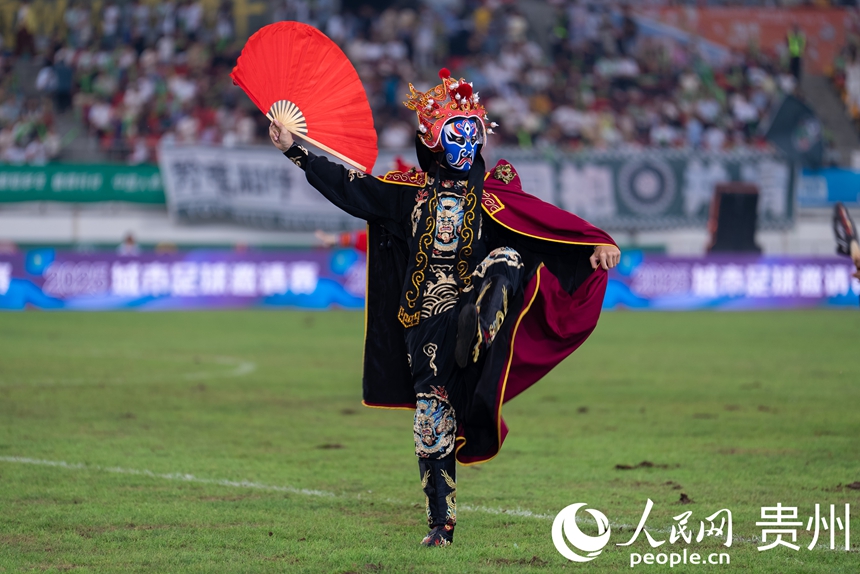 中場休息時的特色文化展示。人民網記者 涂敏攝