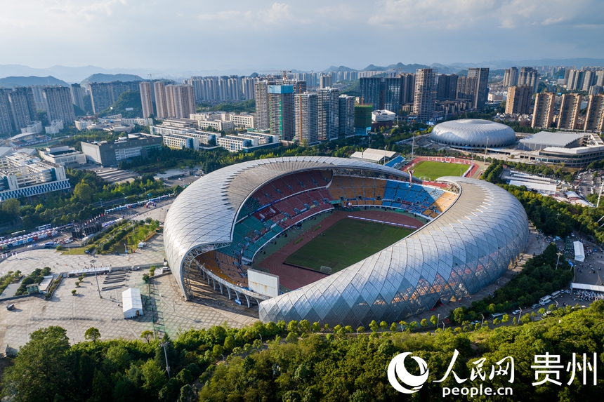 航拍2025城市足球邀請賽比賽場地貴陽奧體中心。人民網記者 涂敏攝