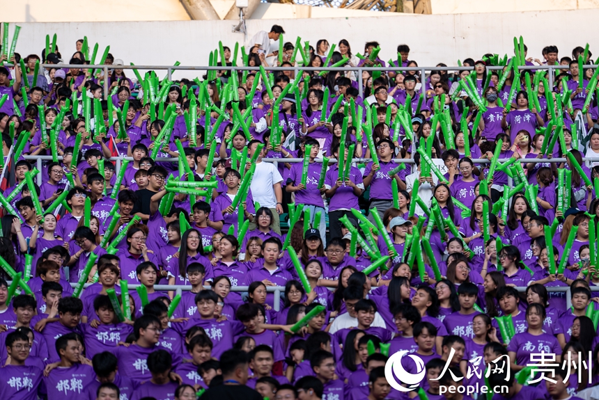 觀看比賽的球迷。人民網(wǎng)記者 涂敏攝