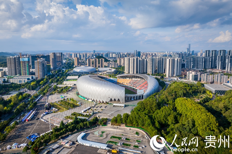 航拍2025城市足球邀請賽比賽場地貴陽奧體中心。人民網記者 涂敏攝