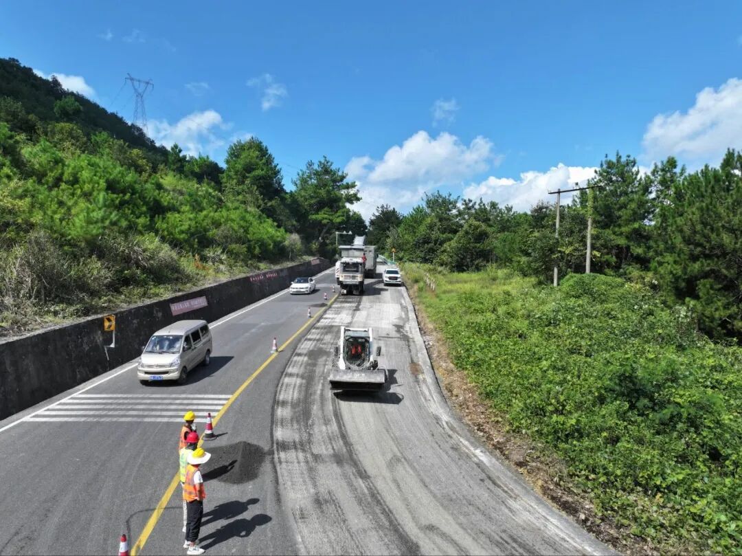 S104貴羅線預防性養護工程施工現場。