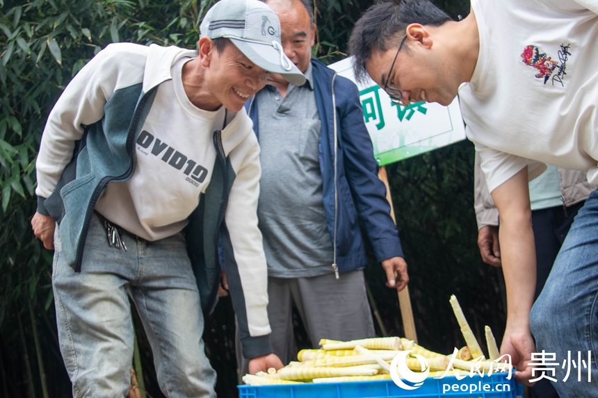 農戶將剝好的方竹筍抬去稱重。人民網 黃小桃攝