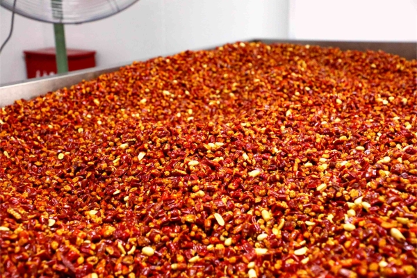 等待包裝的香酥辣椒。