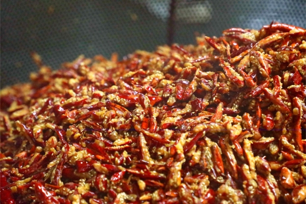炸好的香酥辣椒。