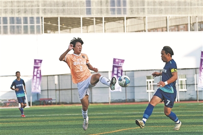 9月21日,貴安智算隊球員(右)在與涪陵國藥太極隊球員拼搶。張晨攝