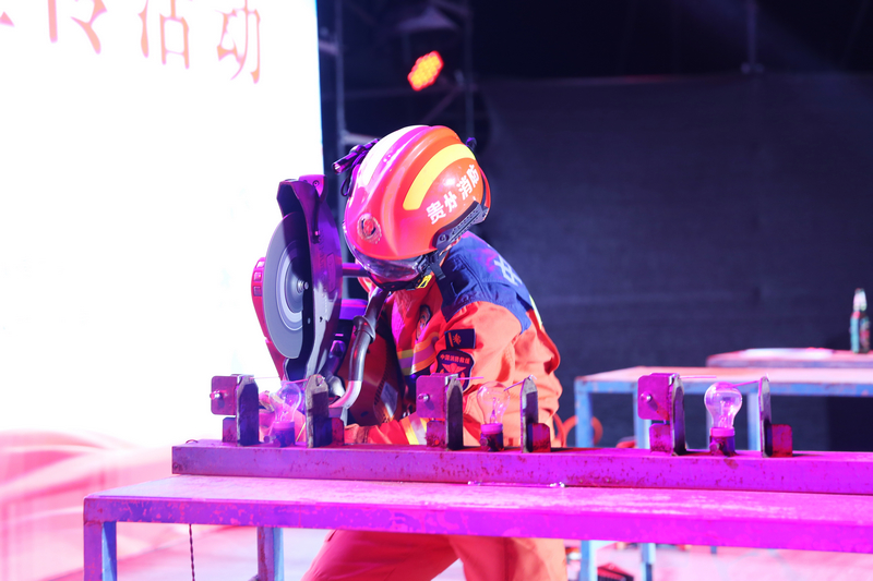 消防攻堅技能展示。