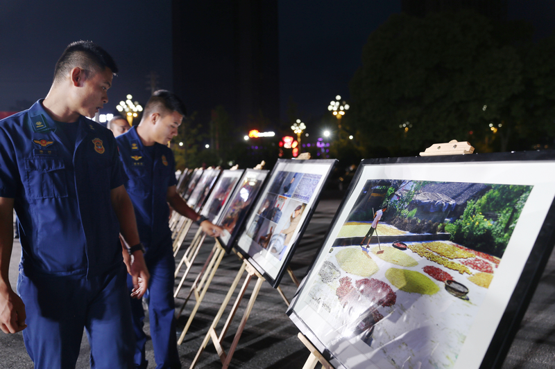 參觀民俗風情攝影作品展。