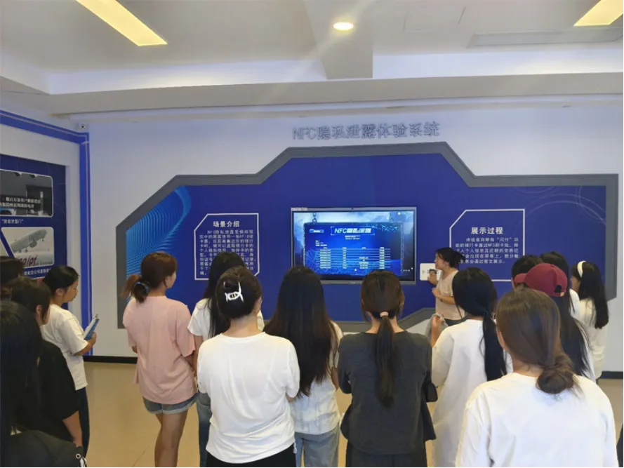 學生積極參與網絡安全科普教育活動。