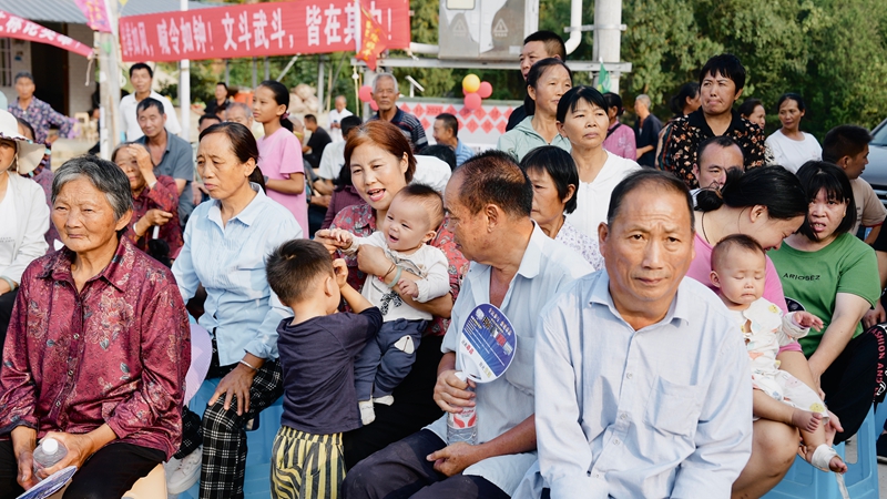 現場歡笑聲、吶喊助威聲此起彼伏。