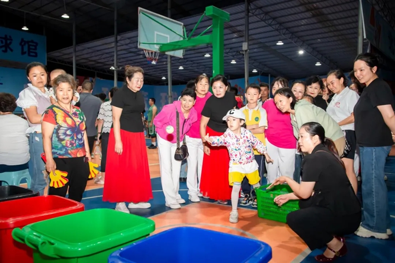 “垃圾分類投球”趣味活動。