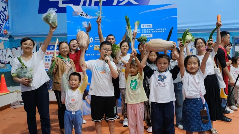 居民獲得趣味活動獎品。