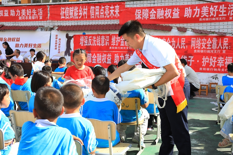 工作人員正在向學生分發捐贈的物資。鐘成炫 攝