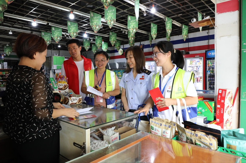 稅務(wù)干部深入社區(qū)進(jìn)行反洗錢宣傳.