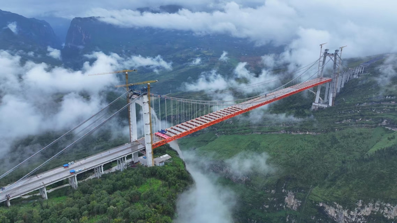 建設中的天門特大橋。