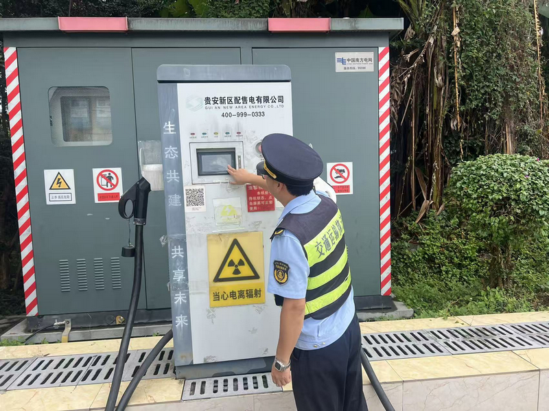 執法人員執法人員檢查服務區充電樁使用情況。