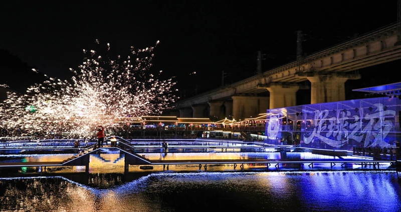 2 、大家欣賞打鐵花表演。.jpg