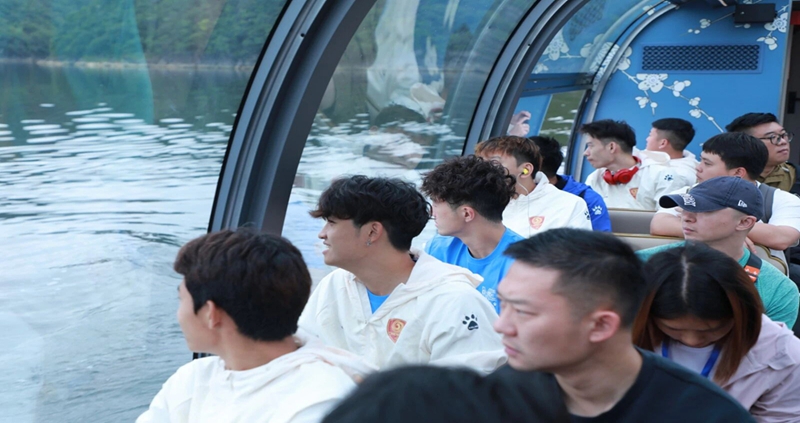 4、 隊員們乘船欣賞百花湖美景。.jpg