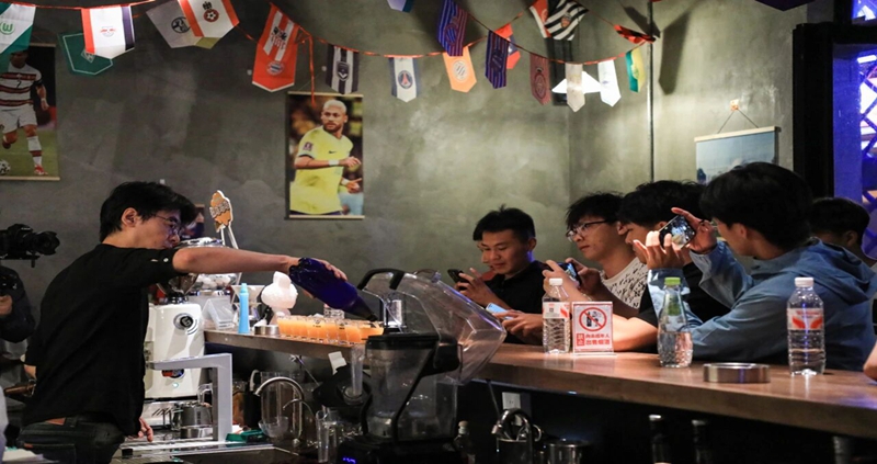 5 、球員在精釀啤酒工坊品味貴陽精釀啤酒。.jpg