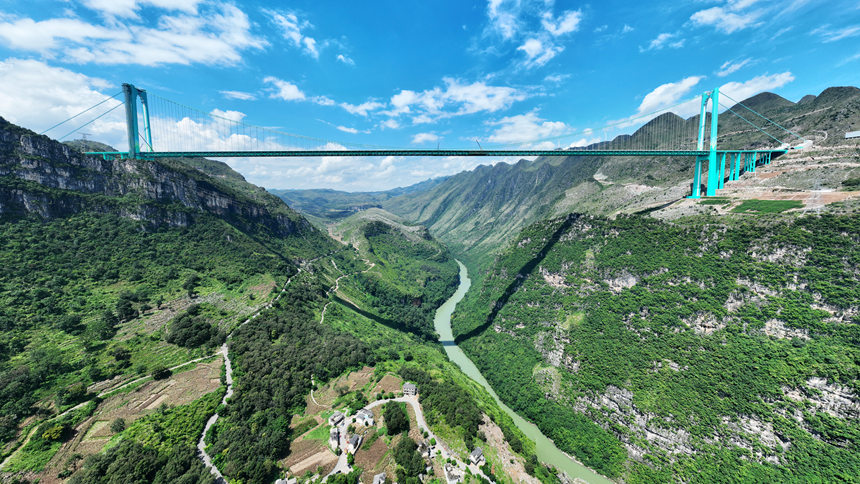 世界第一高橋花江峽谷大橋。