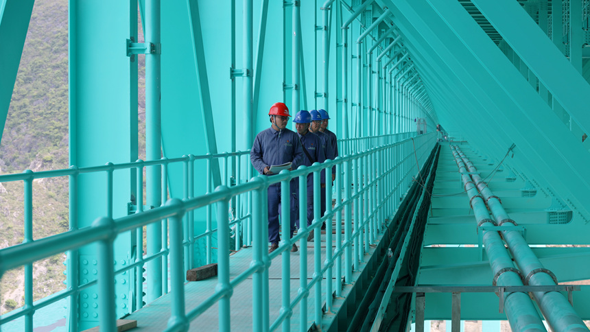 供電服務人員深入觀光通道開展用電巡檢服務。