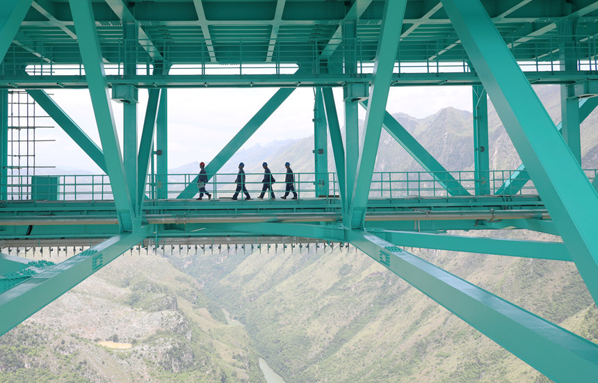 供電服務人員深入觀光通道開展用電巡檢服務。