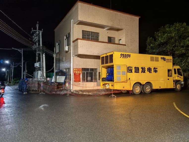 應急發電車接入完畢。