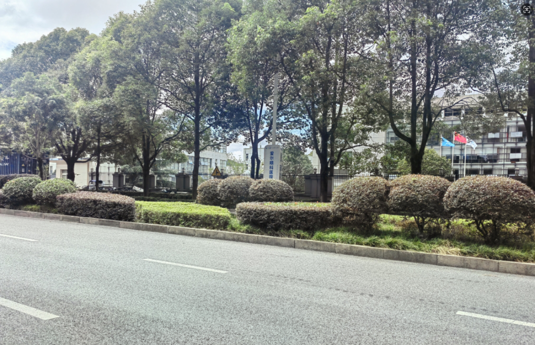 西秀區(qū)園林局開展秋季綠化管護(hù)工作。