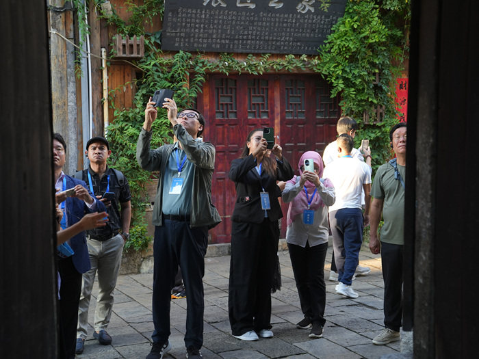 2025“一帶一路”中外媒體采訪行走進平壩天龍屯堡。