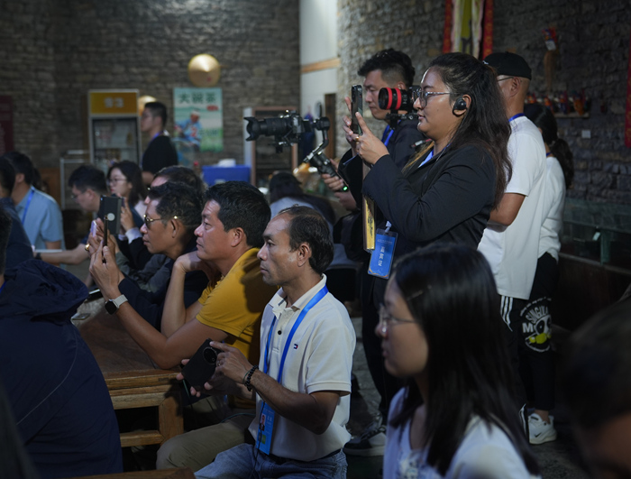 2025“一帶一路”中外媒體采訪行走進平壩天龍屯堡。