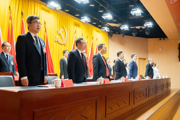 高唱中華人民共和國國歌。