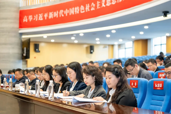 黨代表認真學習黨代會報告。