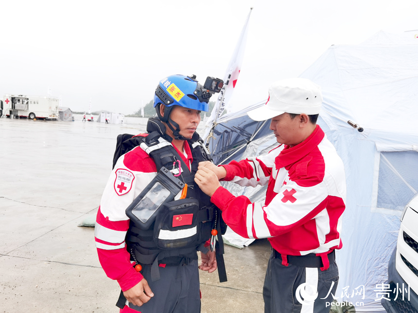 裝備檢查。人民網記者 王秀芳攝