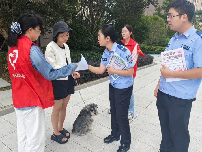 民輔警引導養犬人士出門要牽好犬繩。