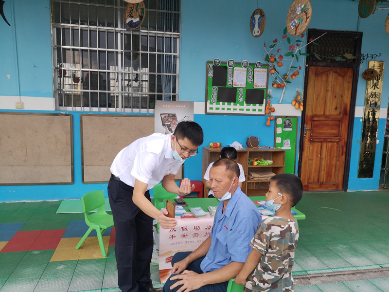 開學期間進入校園收繳學費。