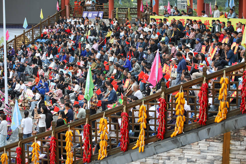 貴定縣各族群眾參加豐收節開幕式。石銀超攝