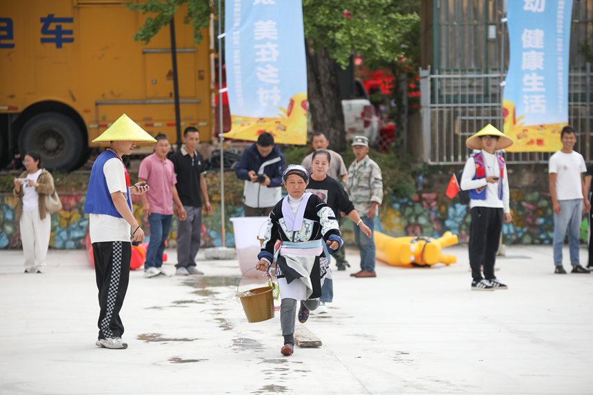 參賽人員進行農耕四項賽夏管(抗旱保苗)項目。石銀超攝