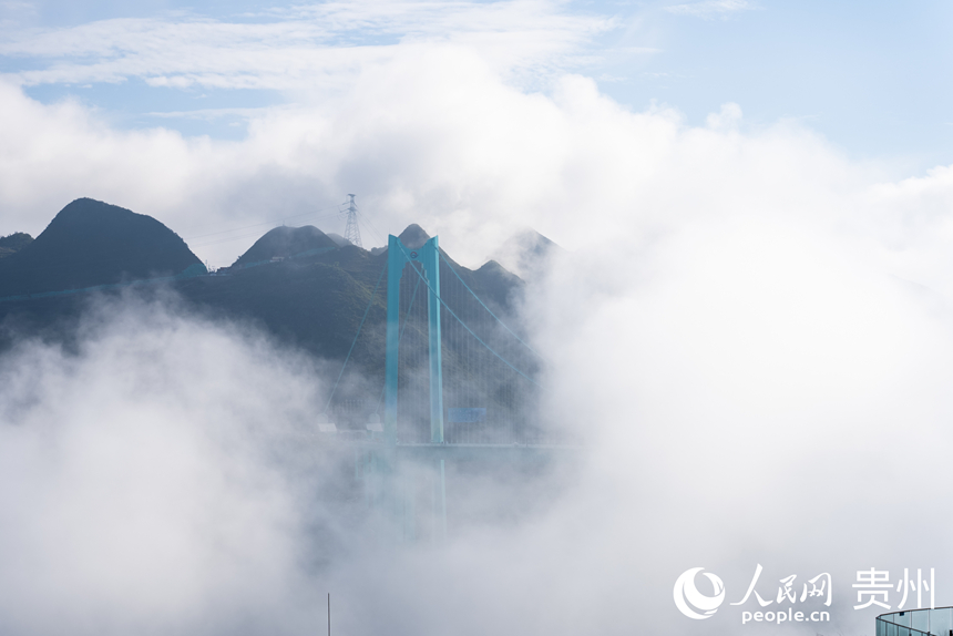 9月28日,在云霧中時隱時現(xiàn)的花江峽谷大橋。人民網(wǎng)記者 涂敏攝