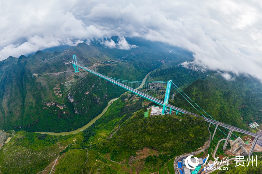7 航拍“橫豎”都是世界第一的花江峽谷大橋。人民網(wǎng)記者 涂敏攝