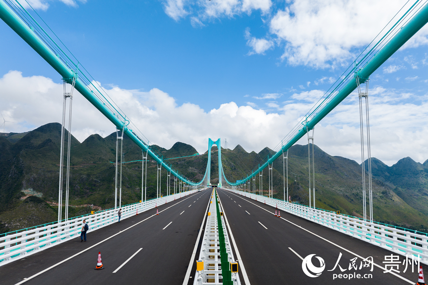 9 航拍“橫豎”都是世界第一的花江峽谷大橋。人民網(wǎng)記者 涂敏攝