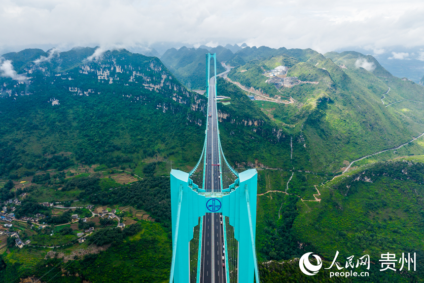 航拍“橫豎”都是世界第一的花江峽谷大橋。人民網(wǎng)記者 涂敏攝