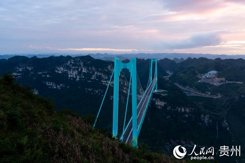 夜幕下的花江峽谷大橋。人民網(wǎng)記者 涂敏攝